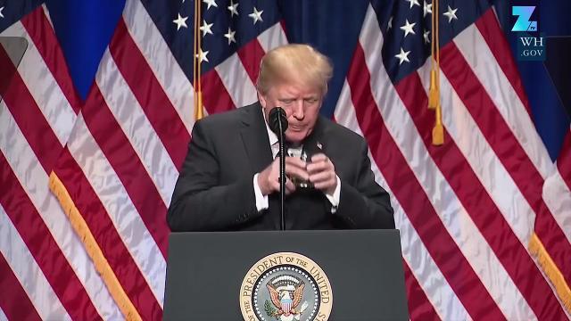 Trump beve come un bambino di 3 anni...