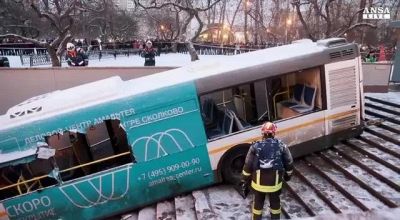 Mosca, autobus si schianta sulle scale della metropolitana
