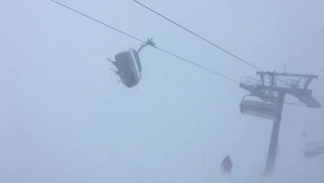 Paura in montagna: bloccati in seggiovia, in balia della tempesta di neve