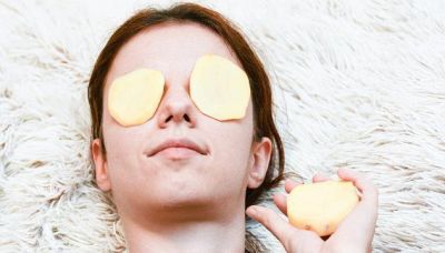 Strofinate una fetta di patata sotto gli occhi, il risultato vi sorprenderà