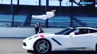 Un numero da paura: salto oltre un'automobile