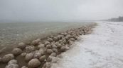 Le spettacolari sfere di ghiaccio sul lago Michigan