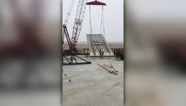 Paura nel cantiere: la gru crolla di schianto