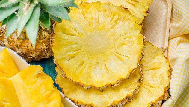 10 motivi per mangiare l'ananas più spesso
