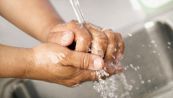 5 buoni motivi per lavarti le mani più spesso