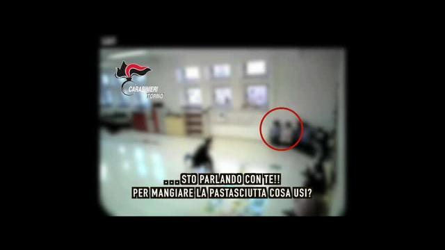 Maestra strattona bambini, arrestata