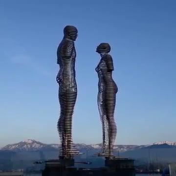 Le statue di Ali e Nino si incontrano ogni sera