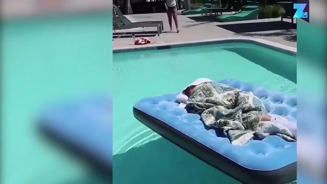 Va a dormire e si risveglia in piscina