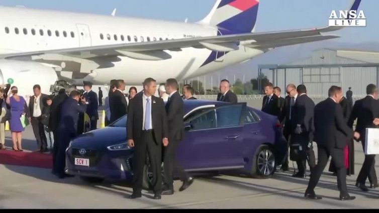 Papa: in volo sposa una hostess e uno steward cileni