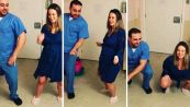 Il dottore che fa ballare le donne incinte per superare il dolore del parto