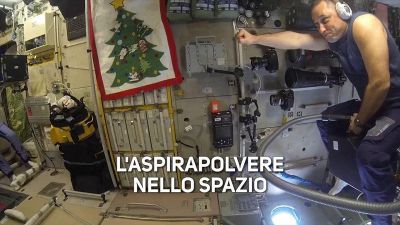 Ecco come si usa l'aspirapolvere nello spazio
