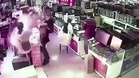 Morde lo smartphone per vedere se è falso, gli esplode in bocca