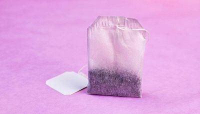 Sotterra le bustine di tè nel giardino: il risultato ti sorprenderà