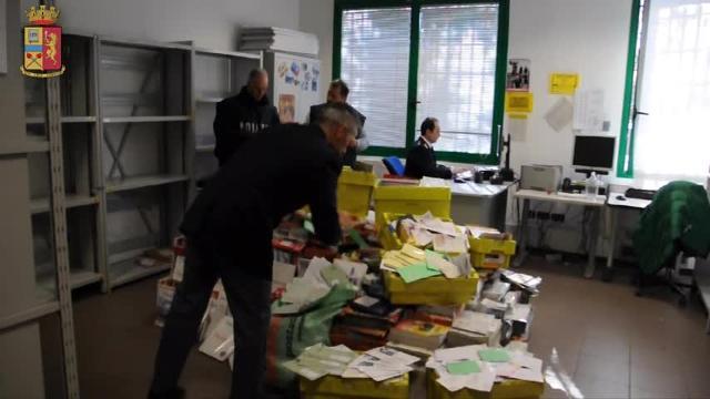 Postino infedele, trovati 6 quintali lettere non recapitate