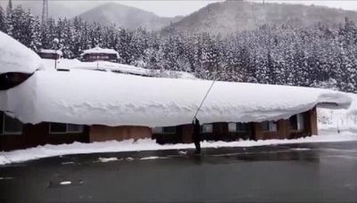 Colpo da maestro per ripulire il tetto dalla neve