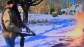 Neve sul vialetto: per toglierla, un uomo usa un lanciafiamme