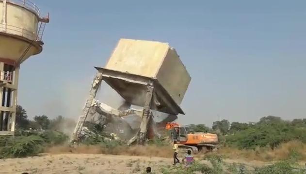 Paura al cantiere: crolla la cisterna, ruspista si salva per miracolo