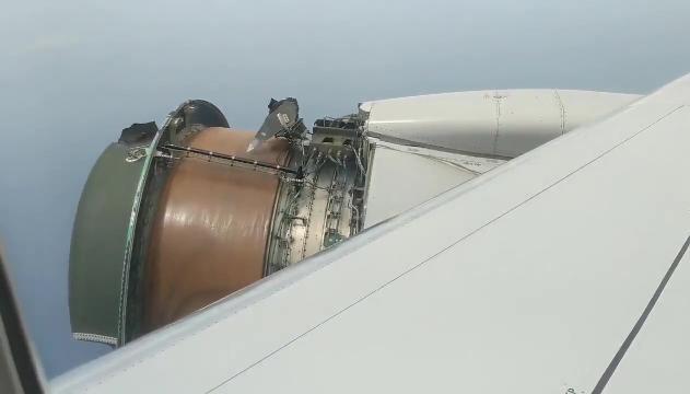 Paura in volo: la copertura del motore perde i pezzi