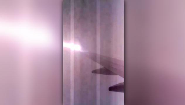 Panico a bordo: il fulmine colpisce l'ala dell'aereo