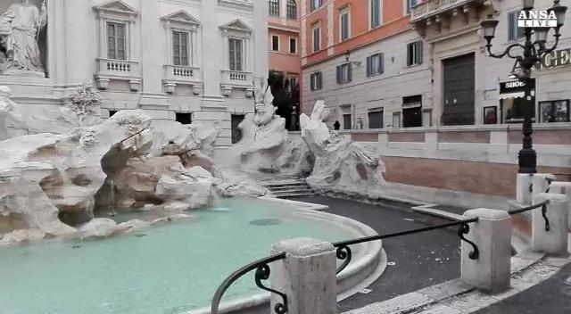 Fontana di Trevi 'chiusa per ghiaccio'