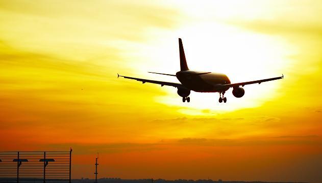 Esplosioni e fiamme: l'aereo costretto all'atterraggio di emergenza
