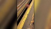 Paura in metropolitana: spunta una mano da sotto un vagone