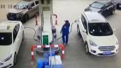 Pompa di benzina: l'incidente è da non credere