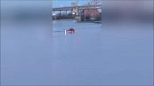Tragedia a New York: le immagini dell'elicottero che si schianta nell'East River