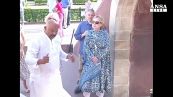 Hillary 'nasconde' braccio dopo frattura polso