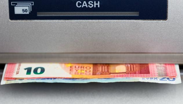 Bancomat 'regala' soldi: coppia li raccoglie e se ne va