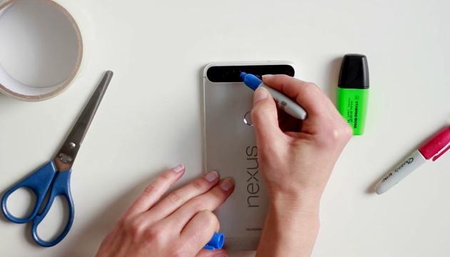 Metti del nastro adesivo sul flash del cellulare: il risultato ti sorprenderà