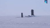 Impressionante: un sottomarino spacca il ghiaccio