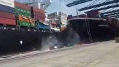 Speronamento tra navi in porto: container in mare