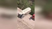 L'incredibile manovra del camionista