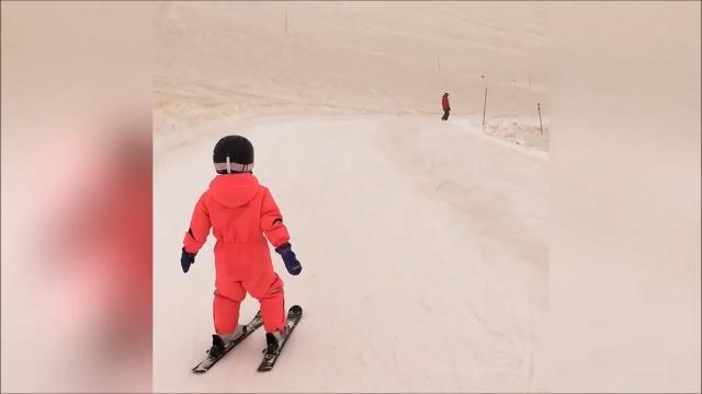 La neve è arancione: le montagne sembrano marziane