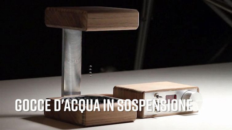Gocce d'acqua in sospensione (sulla tua scrivania)