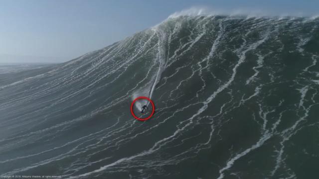 L'incredibile fuga del surfista ripresa dal drone