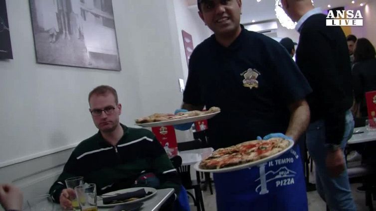 'Da Michele' apre a Fontana di Trevi, la pizza e' live show