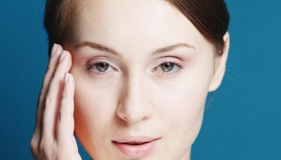 Mescola miele e aspirina e applicalo sul viso, il risultato ti sorprenderà