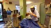 Il parrucchiere italiano che taglia i capelli bendato