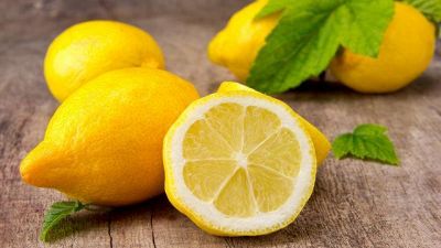 Fai un taglio a croce sui limoni e riempili di sale, il risultato ti sorprenderà