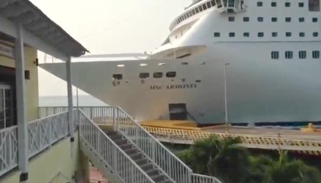 Schianto ai Caraibi: nave da crociera distrugge molo