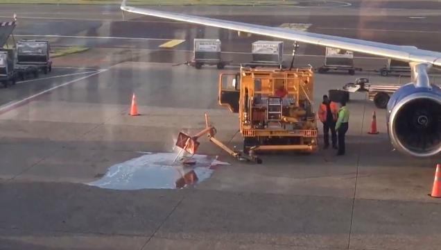 Paura in aeroporto: carburante in pista