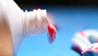 Non solo per i denti: ecco come usare il dentifricio in bagno