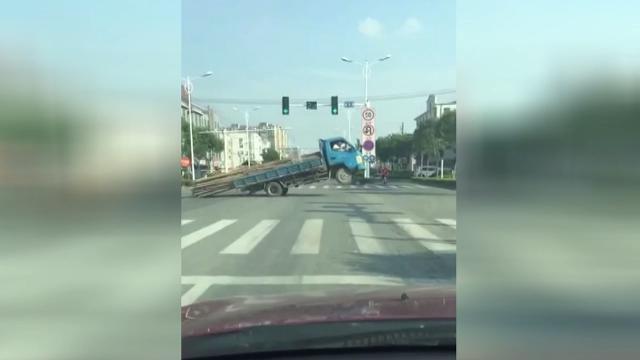 Camion troppo carico, il trasporto è un disastro