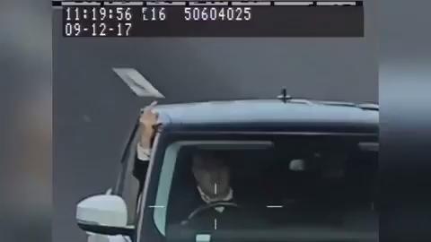 Fa il dito medio all'autovelox pensando di passarla liscia: arrestato
