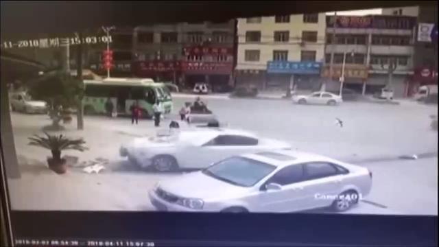 Come non uscire da un parcheggio: la manovra è disastrosa