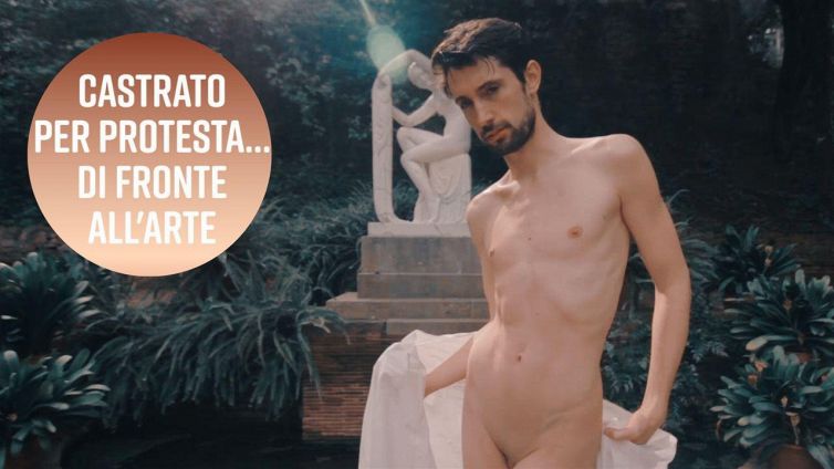 Nudo, arrestato e scioccante: un artista formidabile