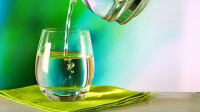 Il semplice test per capire se bevi abbastanza acqua