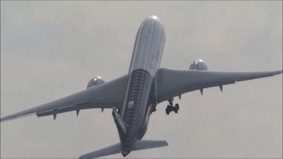 Decollo da brividi: l'aereo si mette in verticale